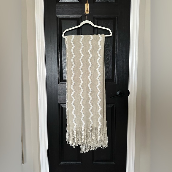 Large Knit Blanket - Picture 2 of 8